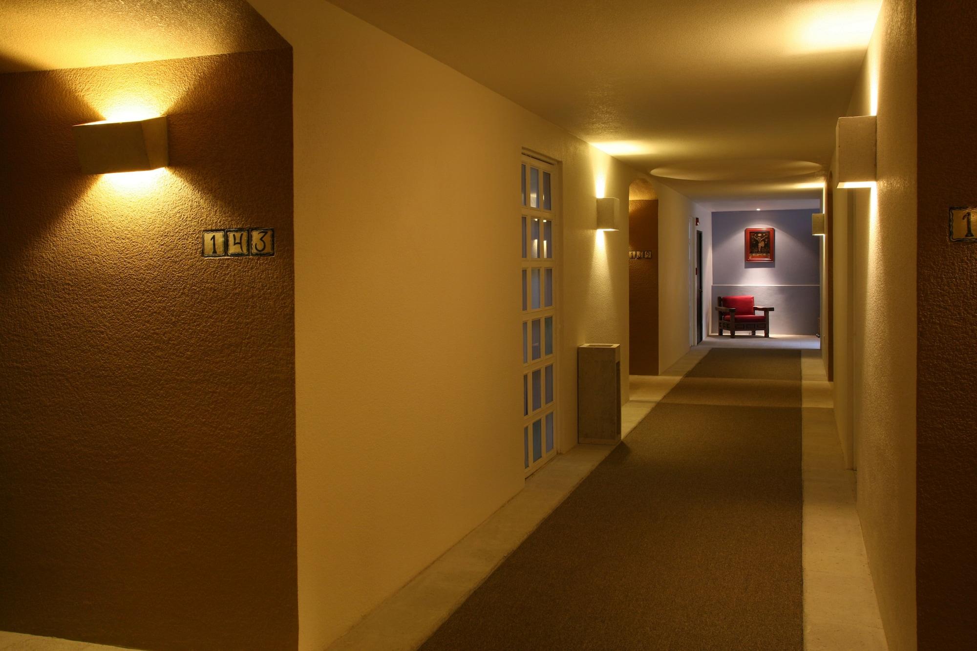 فندق هاسيندا جوريكا من بريساس كويريتارو المظهر الخارجي الصورة A corridor at the hotel